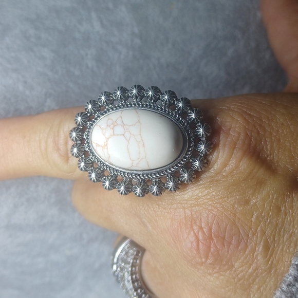 Howlite White Boho Semi-Precious Stone With a Blossom Navajo Stretch Ring - Picture 5 of 6